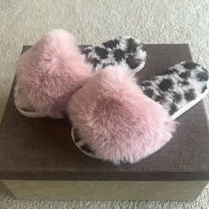 Absolutely adorable pink and leopard slides.  Size S/M 6-8.  Excellent condition